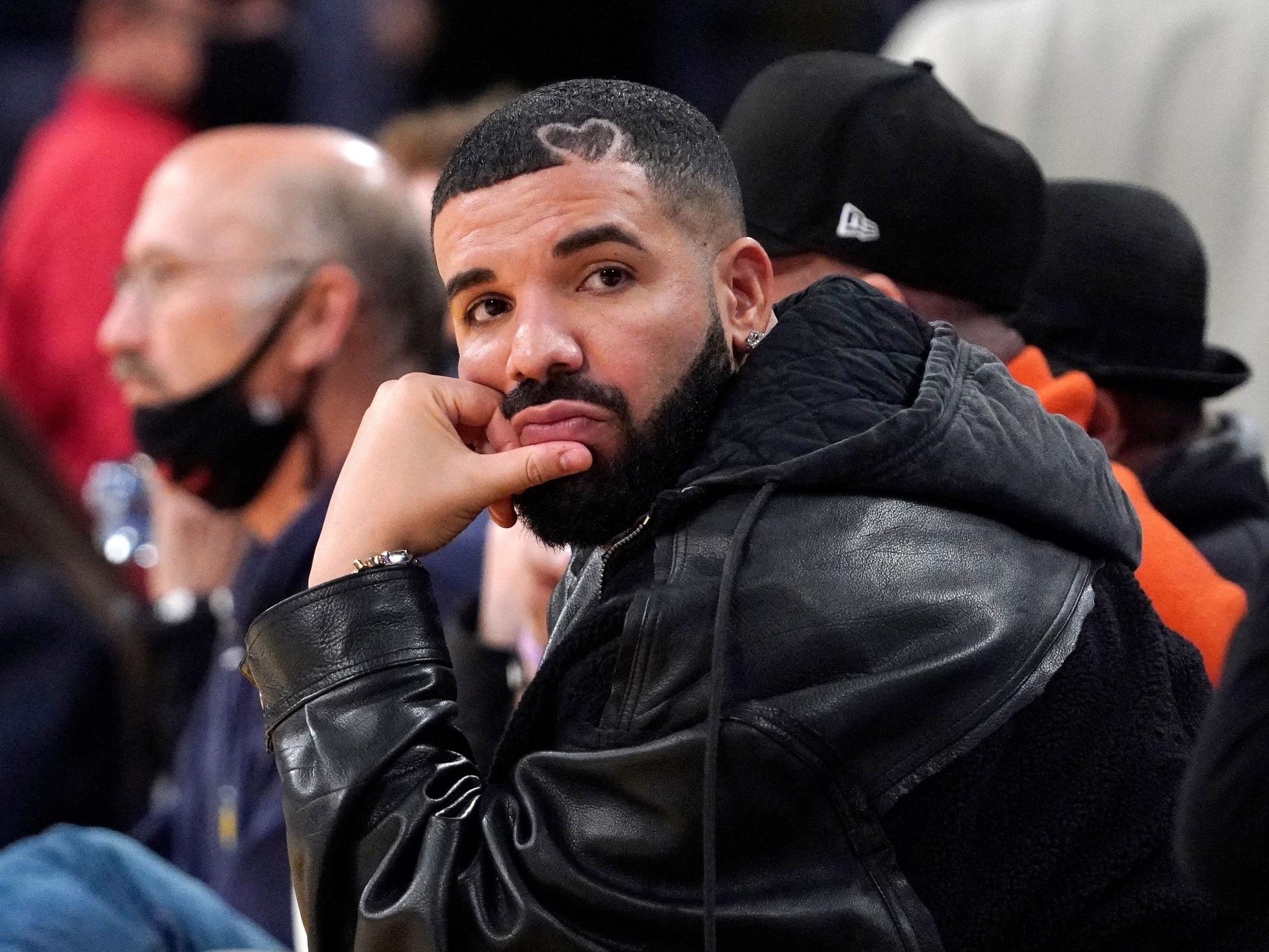 Rapper Drake auf einem Foto vom 1. November 2021 bei einem Basketball-Spiel der Los Angeles Lakers.
