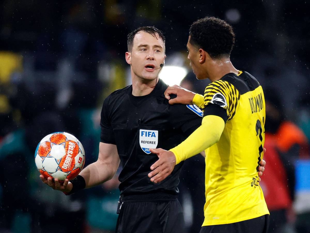 Felix Zwayer unterhält sich mit dem Dortmunder Jude Bellingham.