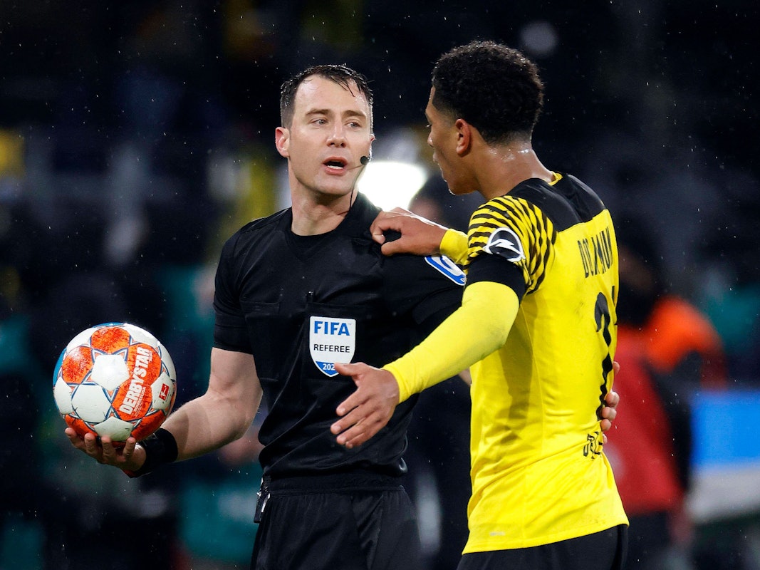 Felix Zwayer unterhält sich mit dem Dortmunder Jude Bellingham.