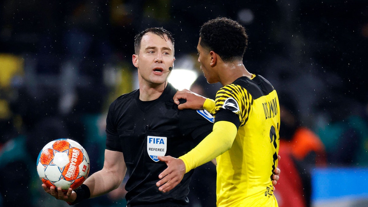 Felix Zwayer unterhält sich mit dem Dortmunder Jude Bellingham.