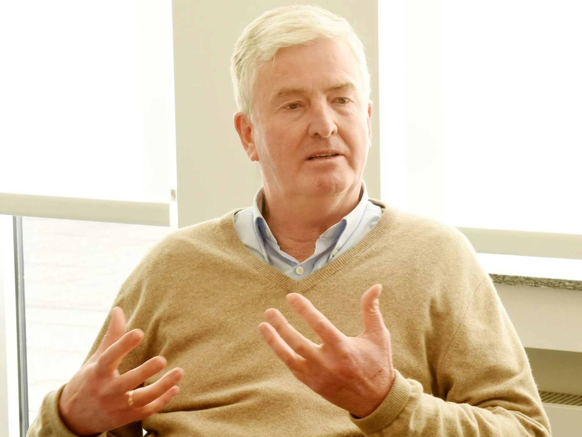 In der Seitz Sports Agency: Alexander Haubrichs im Interview mit Stefan Seitz (dunkler Anzug) und
Bernhard Peters.