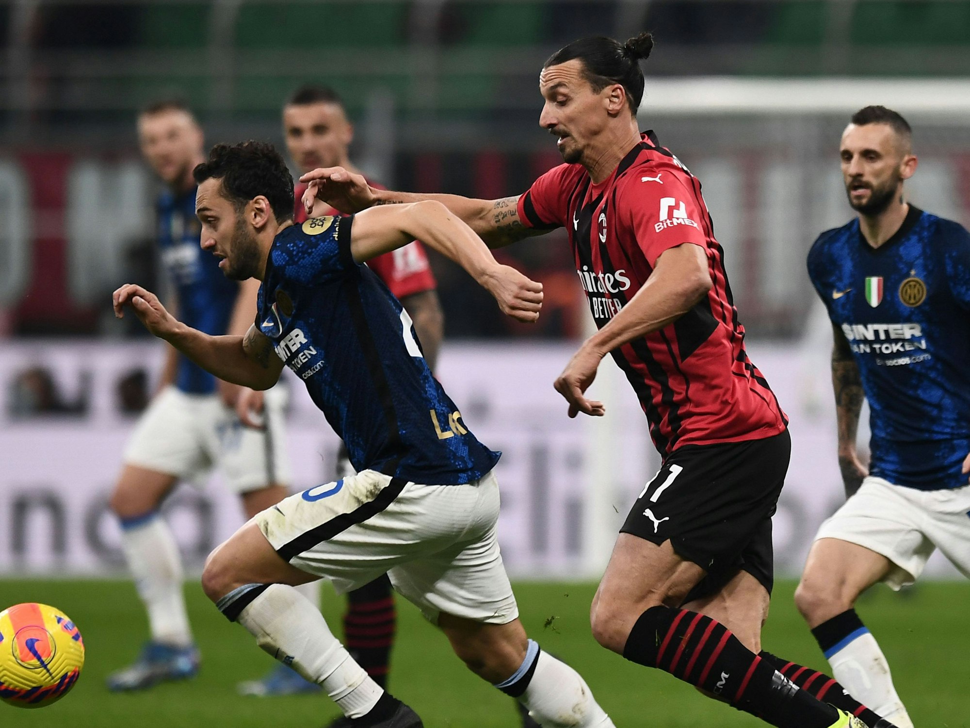 Hakan Calhanoglu führt den Ball. Zlatan Ibrahimovic eilt hinterher.