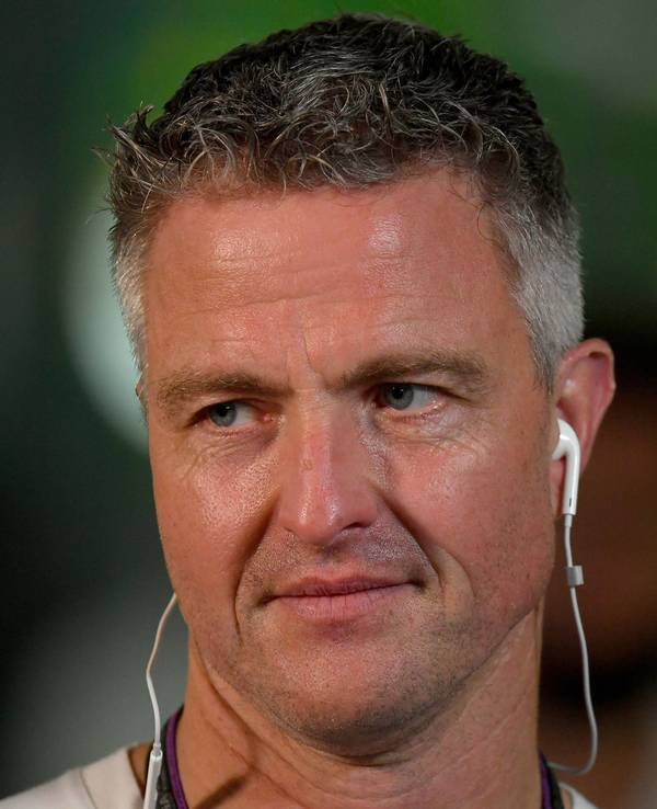Ralf Schumacher hat Kopfhörer in den Ohren.