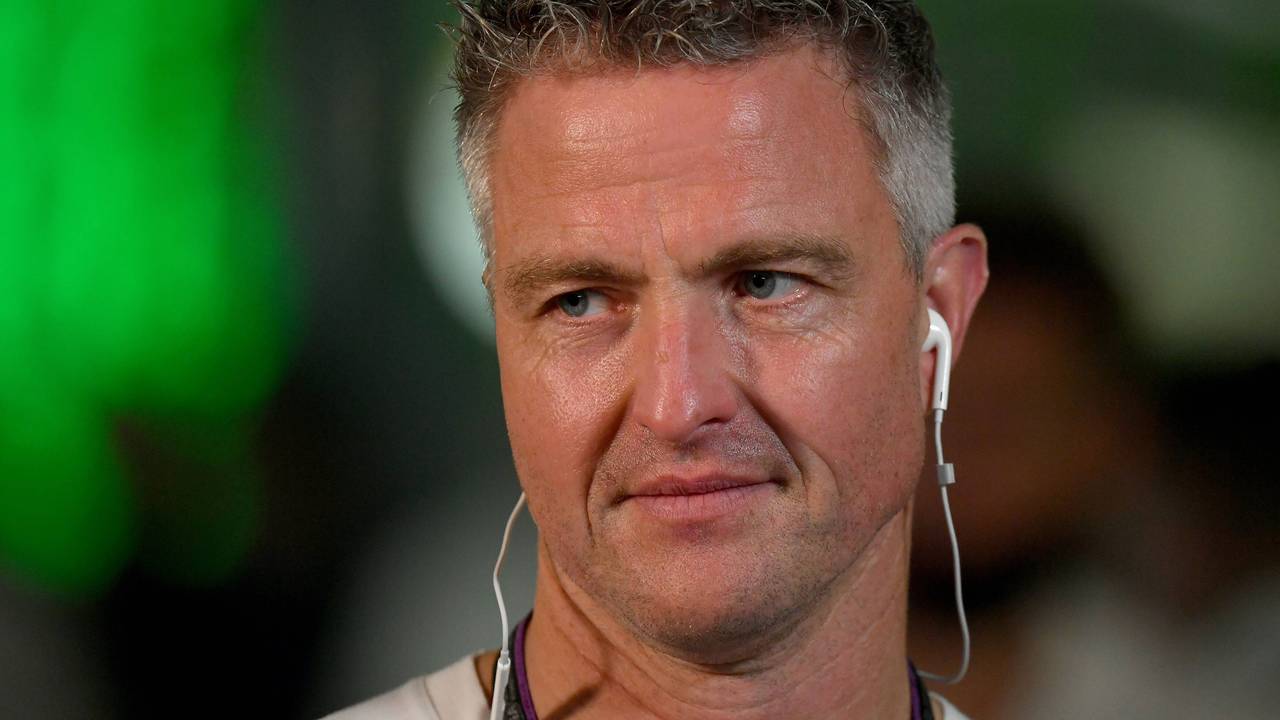 Ralf Schumacher hat Kopfhörer in den Ohren.