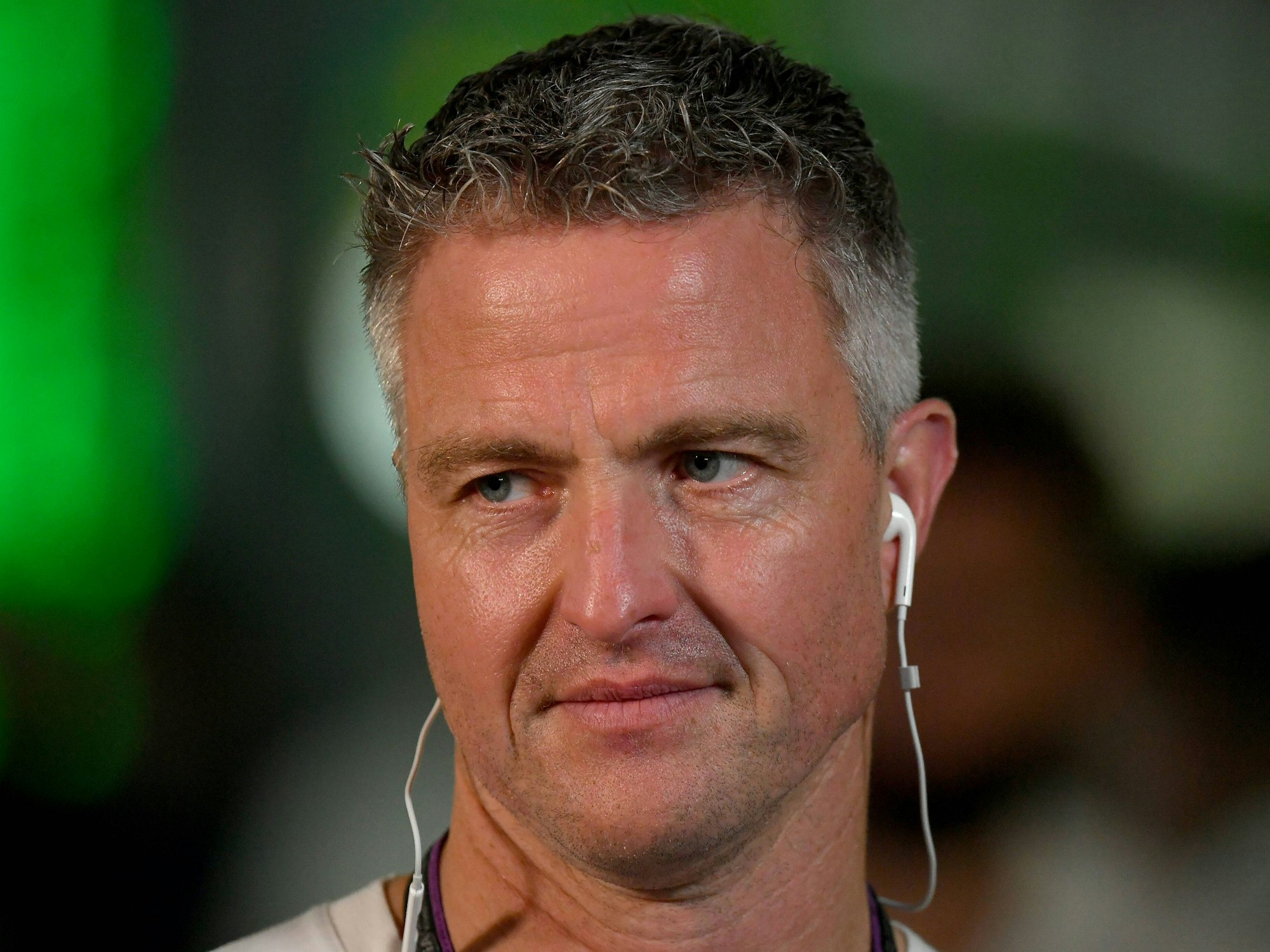 Ralf Schumacher hat Kopfhörer in den Ohren.