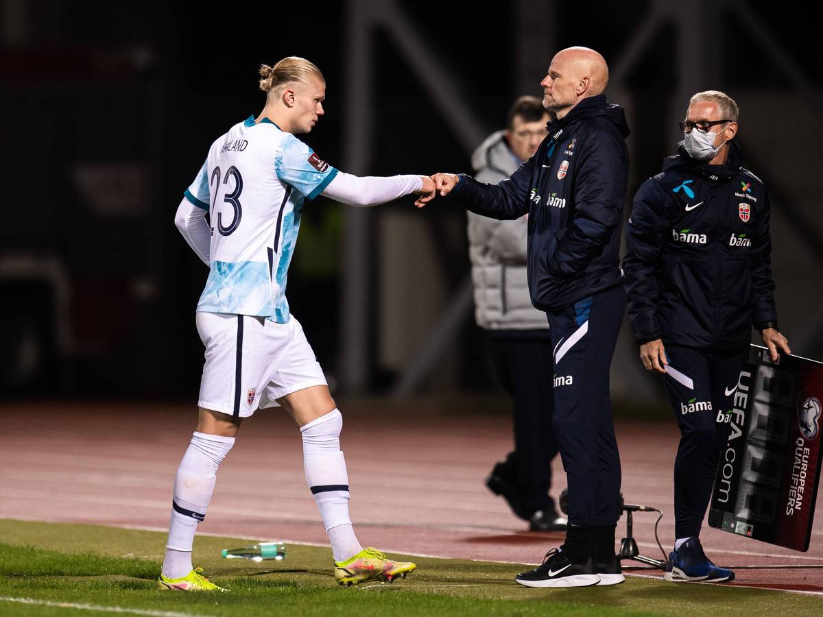 Erling Braut Haaland and mit Trainer Stale Solbakken bei der Auswechslung.