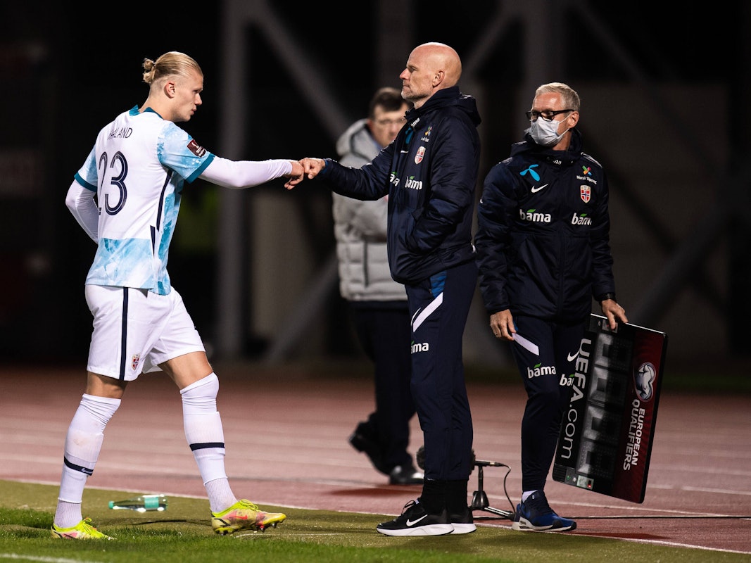 Erling Braut Haaland and mit Trainer Stale Solbakken bei der Auswechslung.