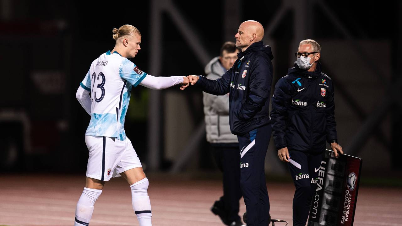 Erling Braut Haaland and mit Trainer Stale Solbakken bei der Auswechslung.