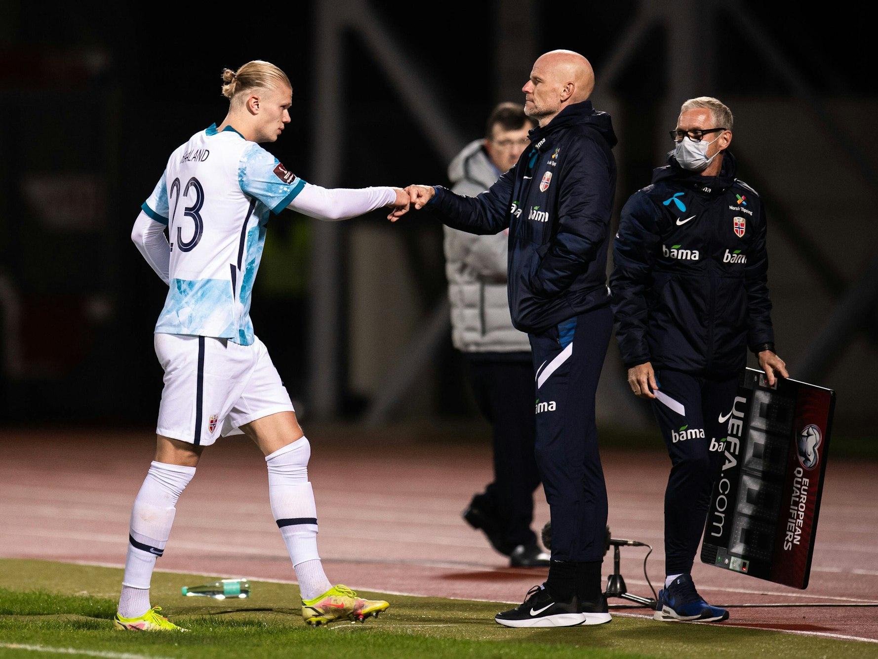 Erling Braut Haaland and mit Trainer Stale Solbakken bei der Auswechslung.