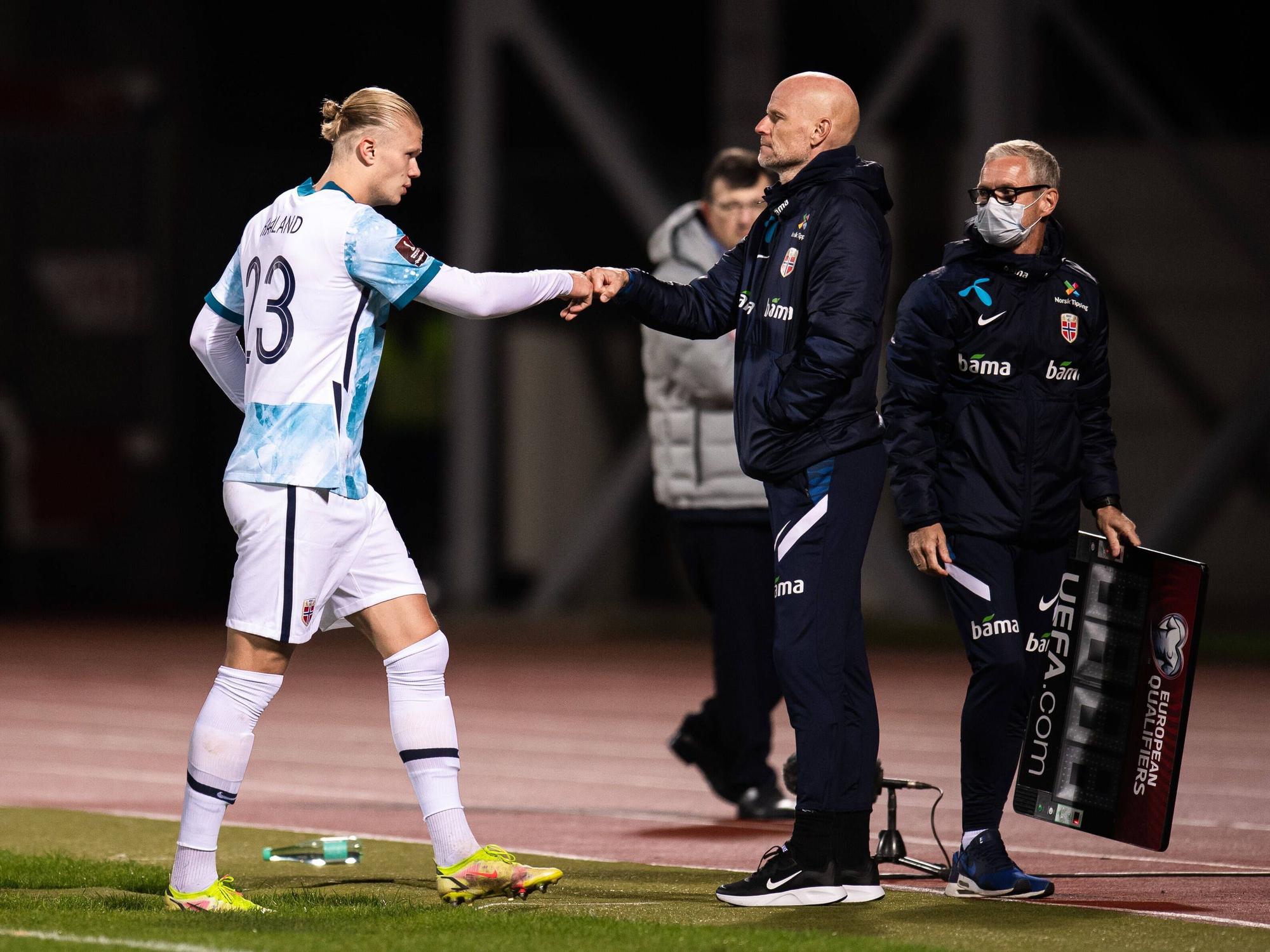 Erling Braut Haaland and mit Trainer Stale Solbakken bei der Auswechslung.