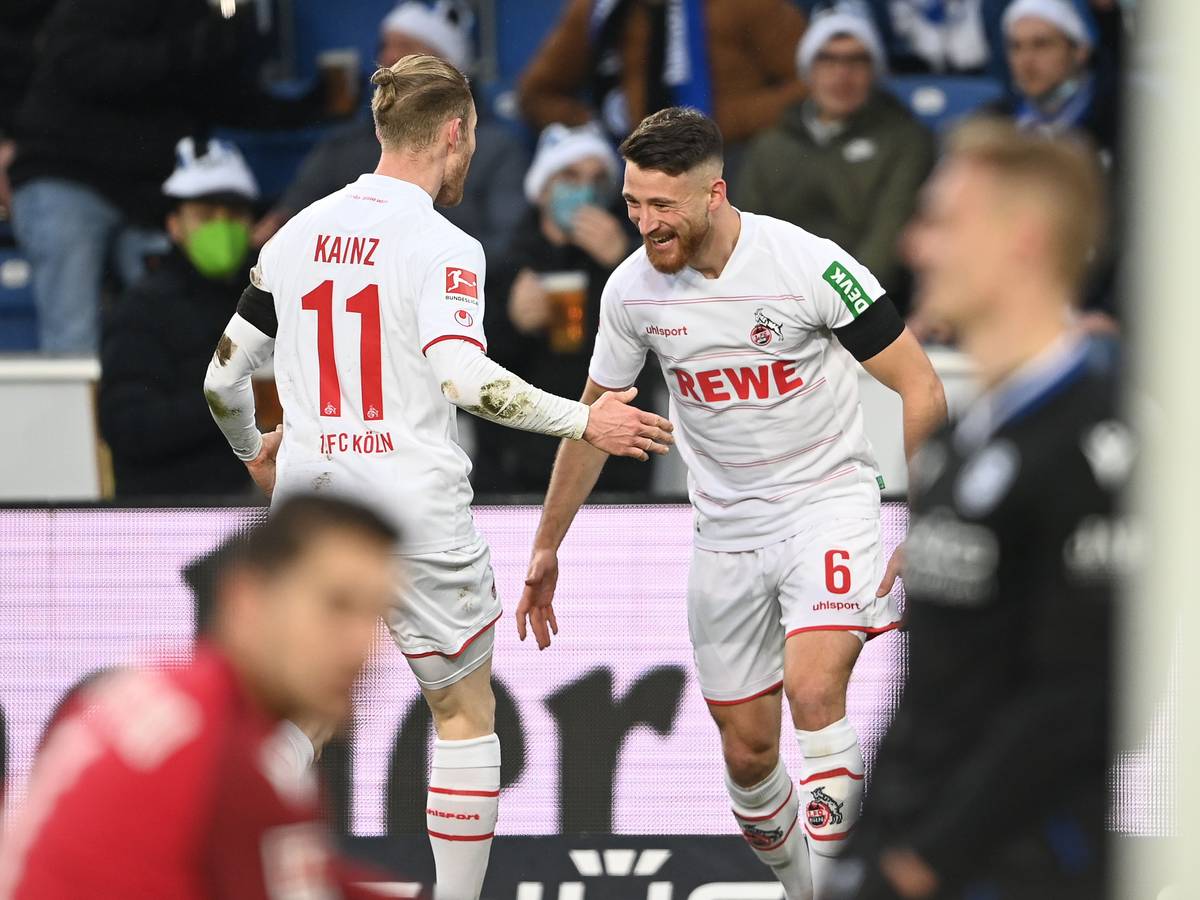 Kölns Salih Özcan (r) jubelt mit Kölns Florian Kainz nach seinem Tor zum 0:1.