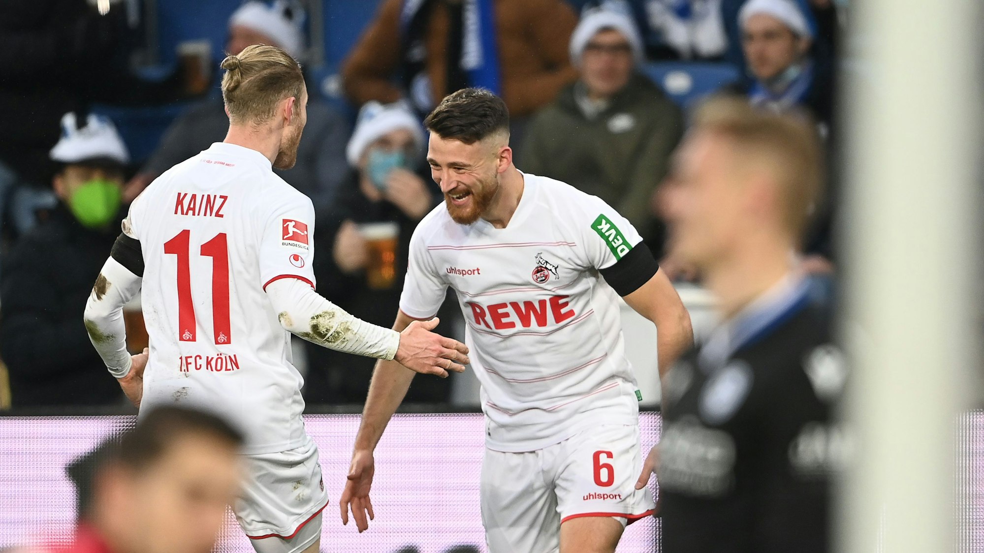 Kölns Salih Özcan (r) jubelt mit Kölns Florian Kainz nach seinem Tor zum 0:1.