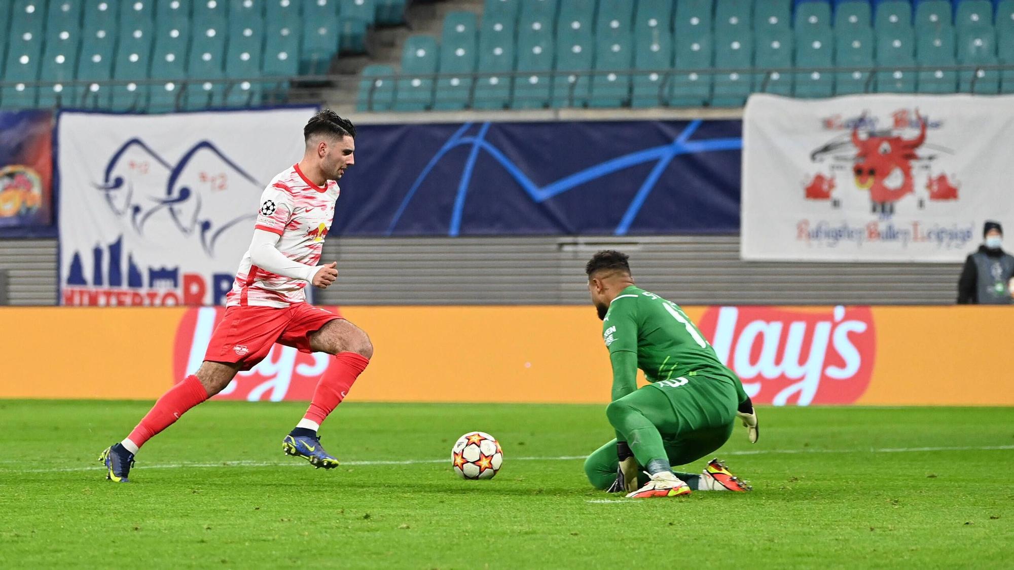 Dominik Szoboszlai von RB Leipzig umkurvt Torhüter Zack Steffen von Manchester City.
