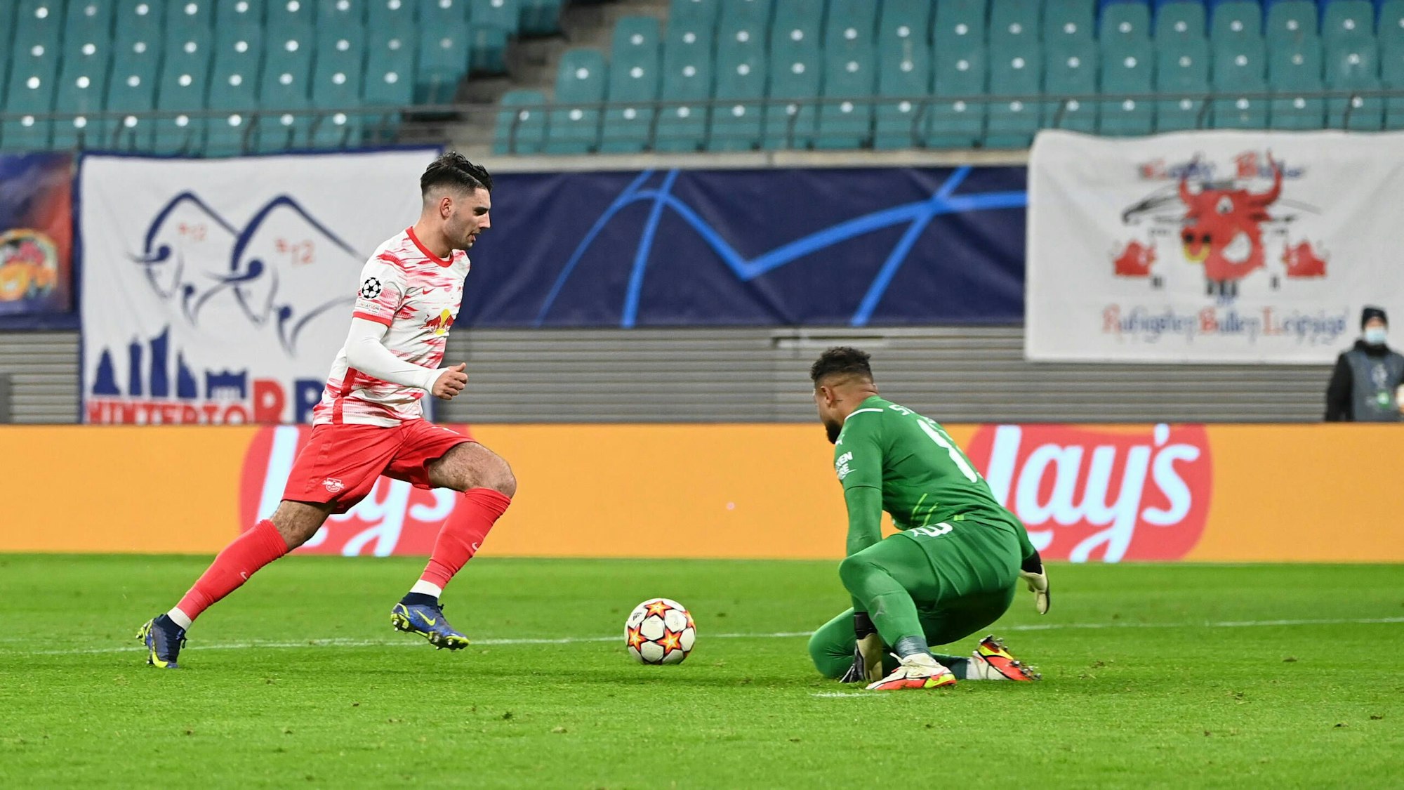 Dominik Szoboszlai von RB Leipzig umkurvt Torhüter Zack Steffen von Manchester City.