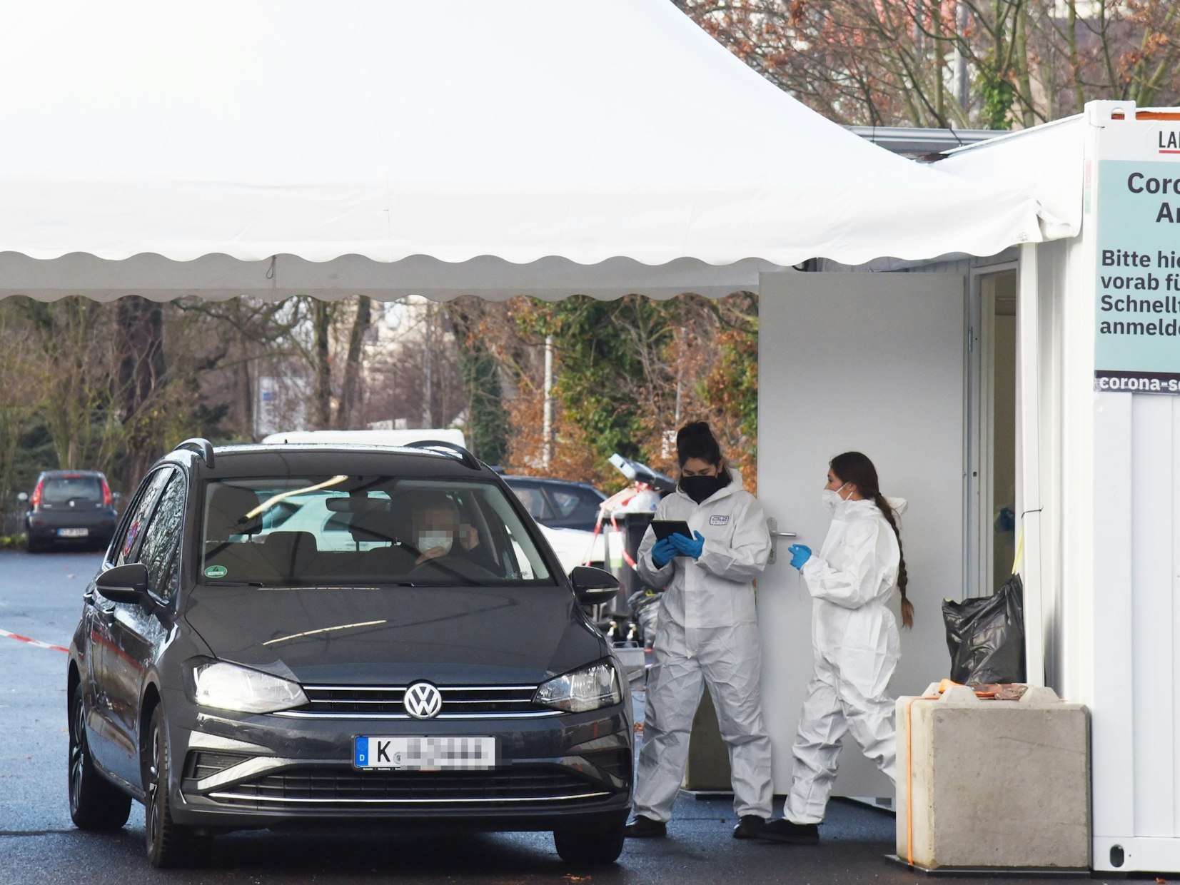 Kostenloser Corona Drive-In Schnelltest auf dem Parkplatz P5 an der Lanxess Arena.