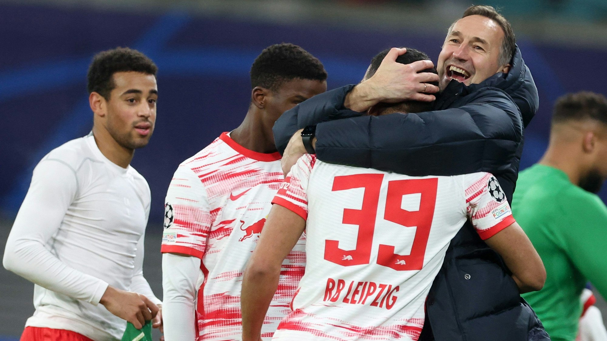 Leipzigs Interimstrainer Achim Beierlorzer (r) umarmt nach dem Sieg Benjamin Henrichs.