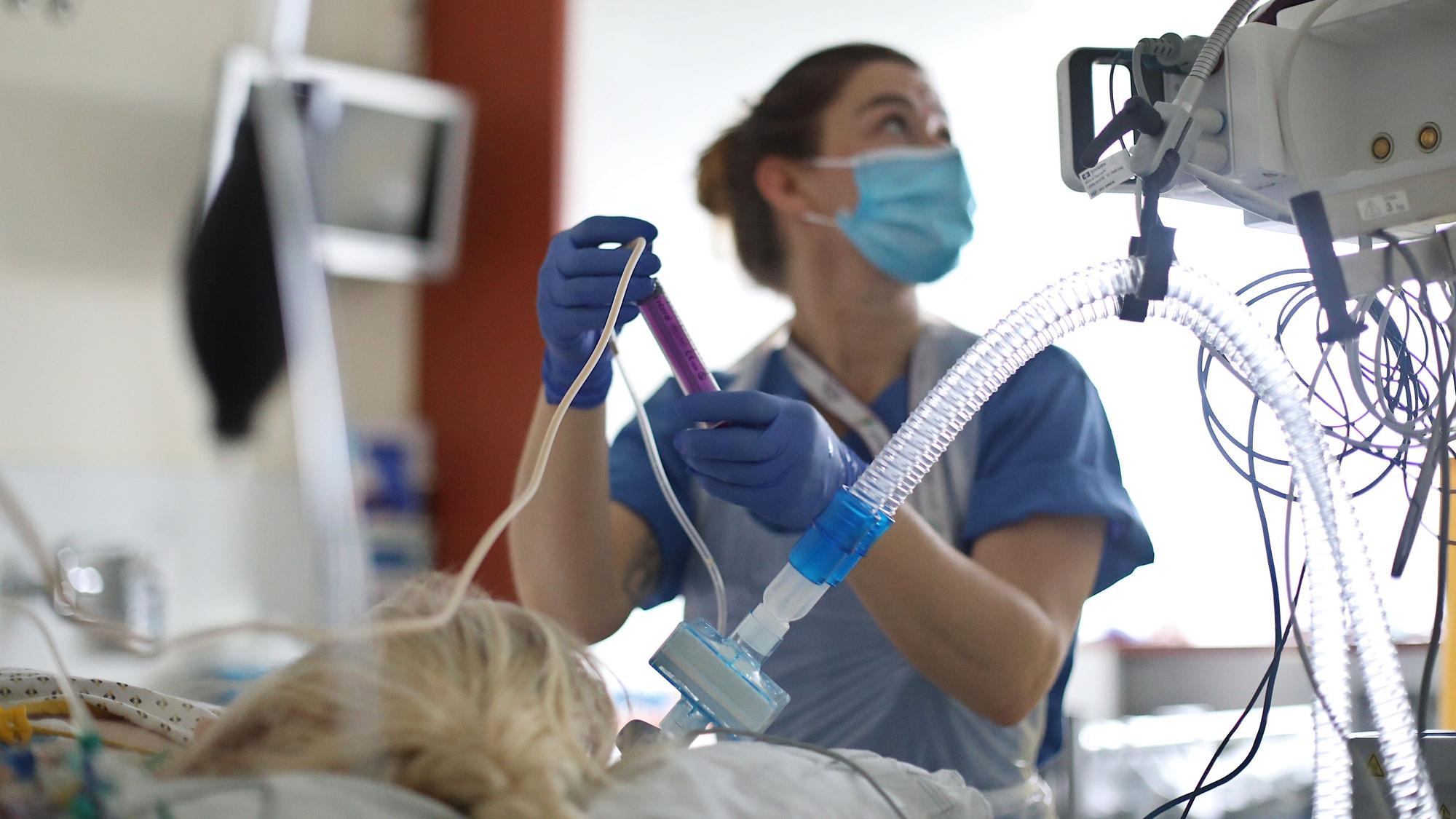Im Intensiv- und Überwachungsbereich im Klinikum Südstadt wird eine Patientin von einer Krankenschwester medizinisch versorgt.