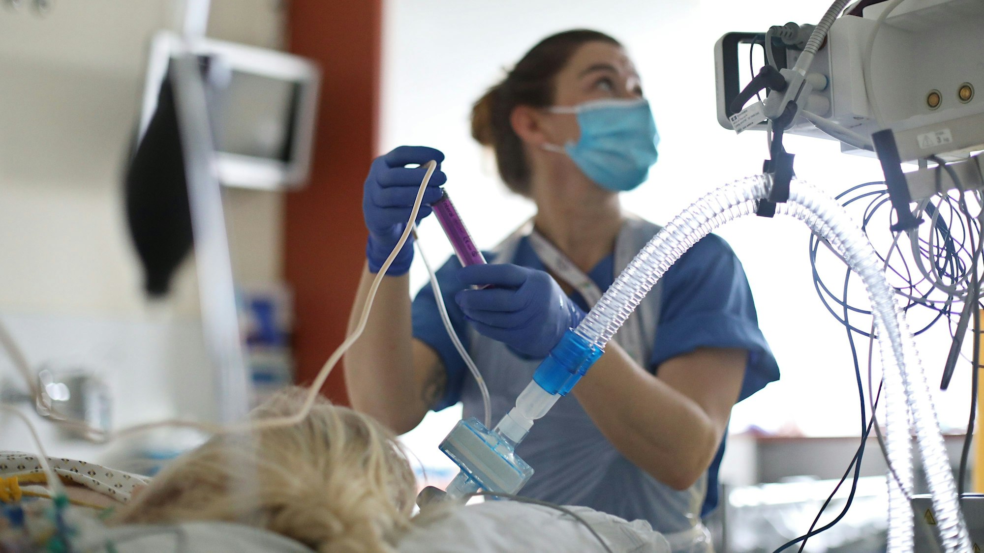 Im Intensiv- und Überwachungsbereich im Klinikum Südstadt wird eine Patientin von einer Krankenschwester medizinisch versorgt.