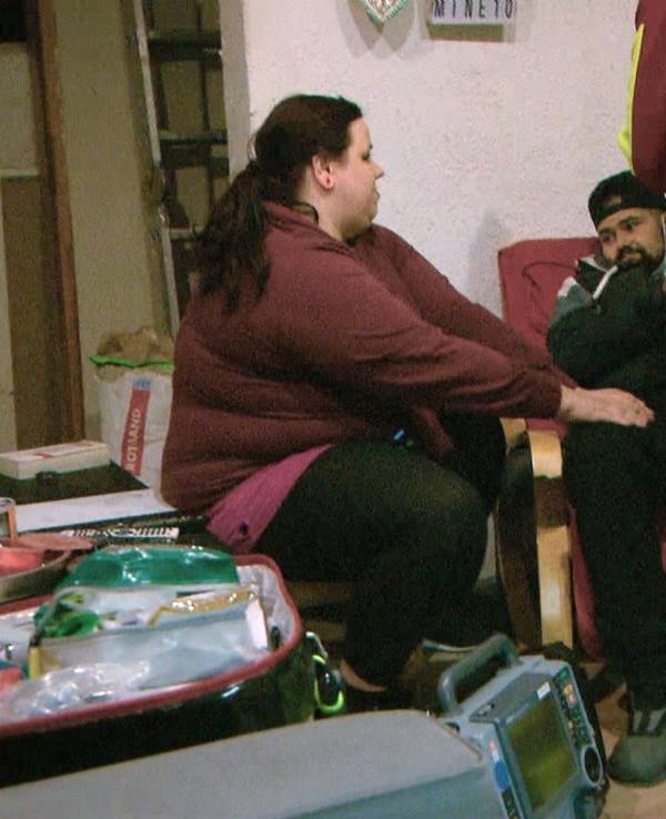 Der 29-jährige Kevin sitzt in der aktuellen Folge „Hartz und herzlich“ mit einem blutenden Finger im Wohnzimmer. Sanitäter versorgen den verletzten Hartz-VI-Empfänger.