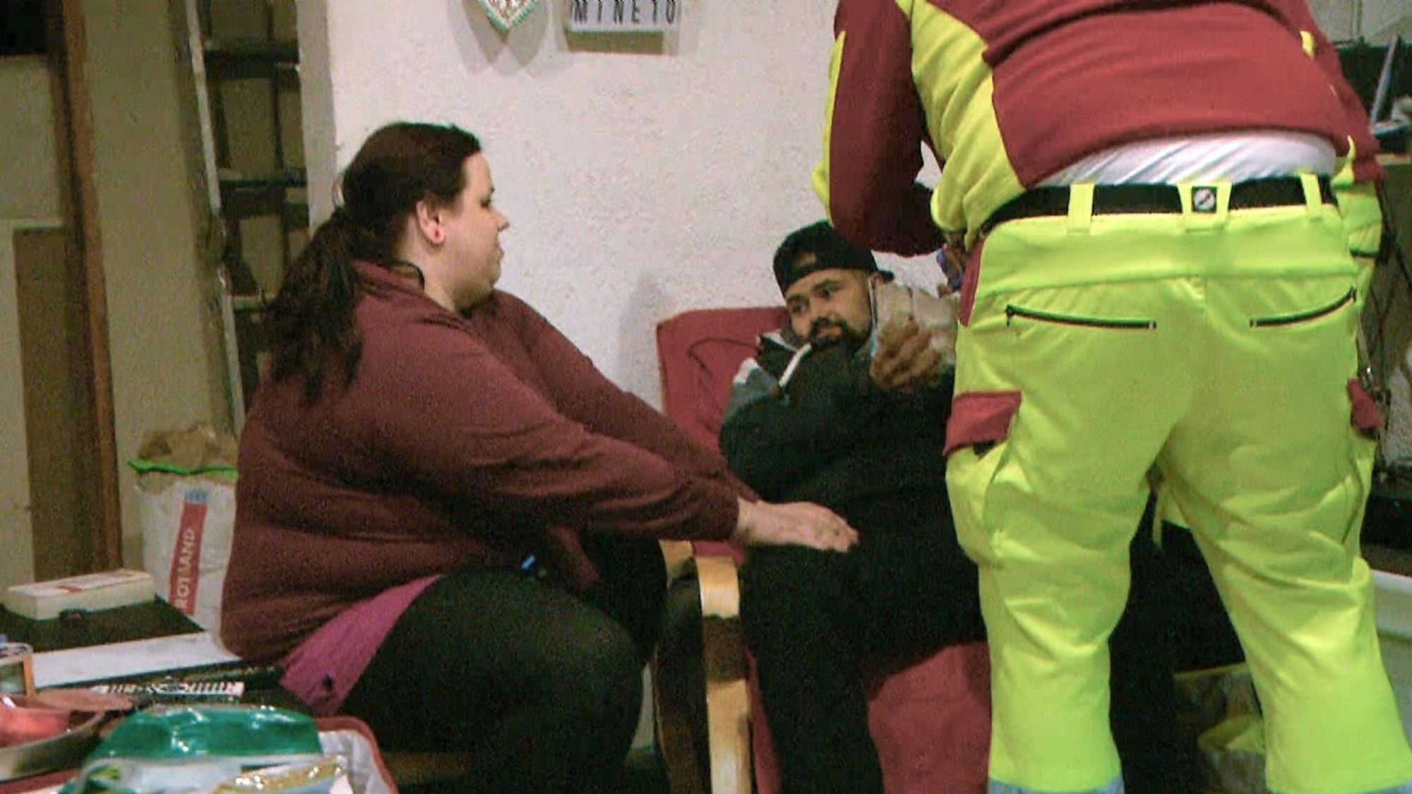 Der 29-jährige Kevin sitzt in der aktuellen Folge „Hartz und herzlich“ mit einem blutenden Finger im Wohnzimmer. Sanitäter versorgen den verletzten Hartz-VI-Empfänger.