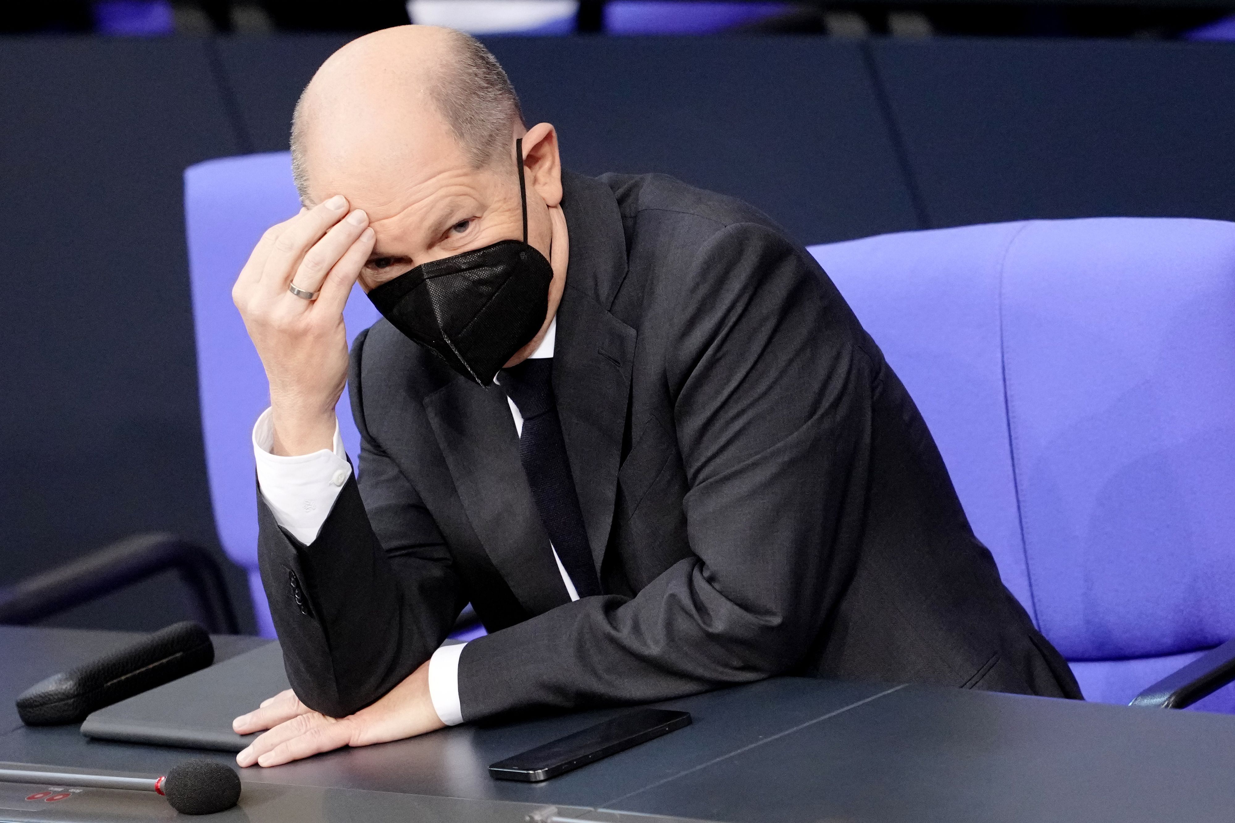 Olaf Scholz (SPD), designierter Bundeskanzler, fasst sich an den Kopf während der Sitzung am Dienstag (7. Dezember) im Bundestag. Die neuen geplanten Corona-Maßnahmen sorgen für viel Kritik.