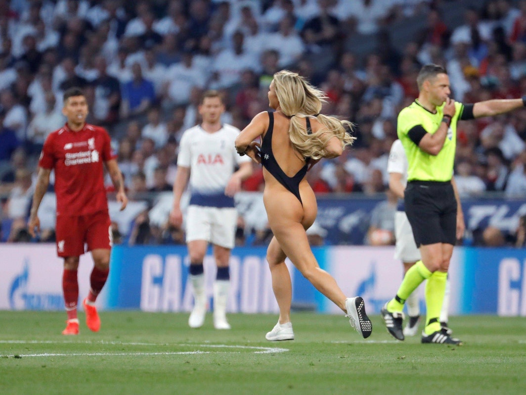 Kinsey Wolanski läuft im Badeanzug beim Champions-League-Finale über den Platz.