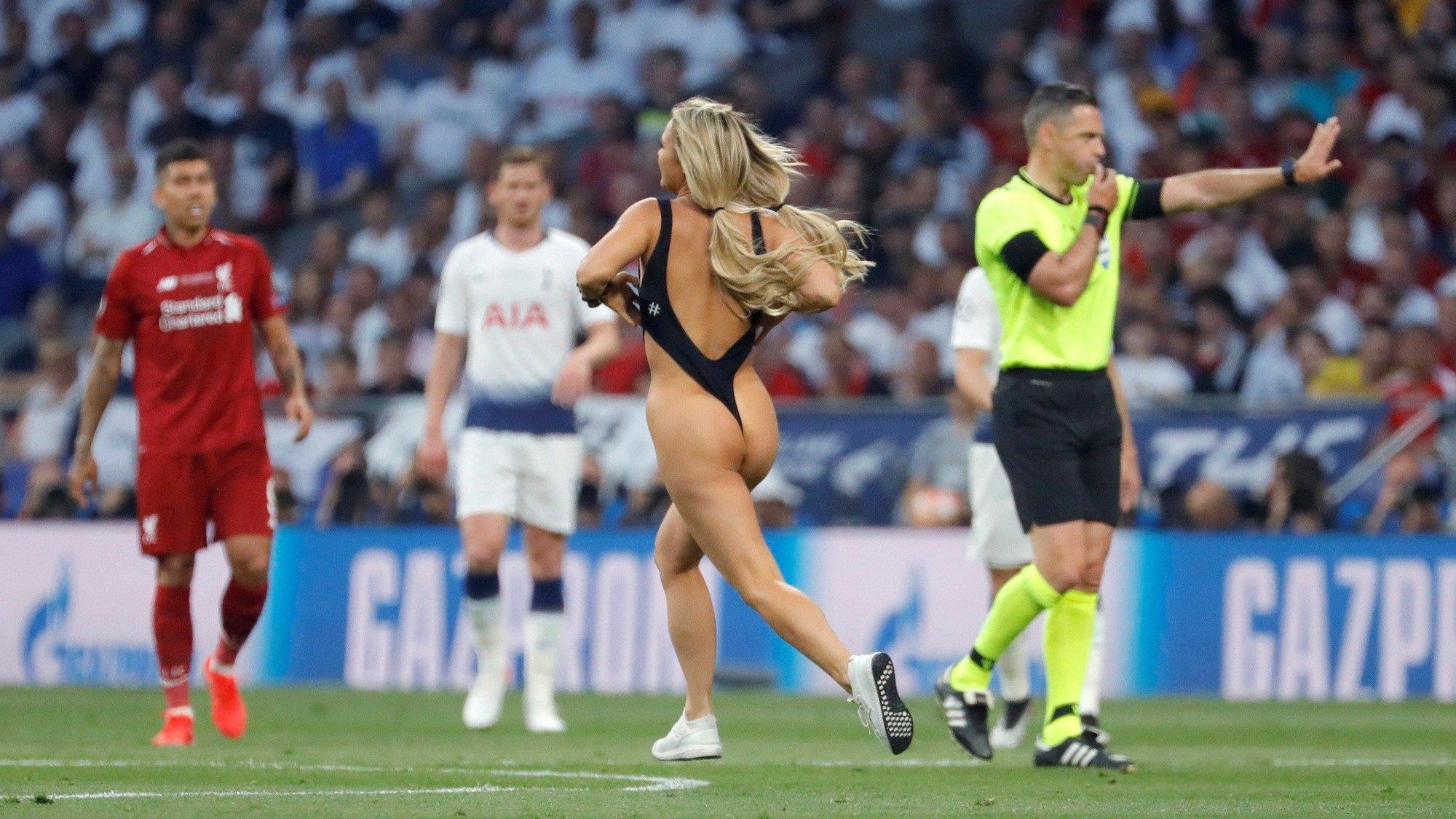 Kinsey Wolanski läuft im Badeanzug beim Champions-League-Finale über den Platz.