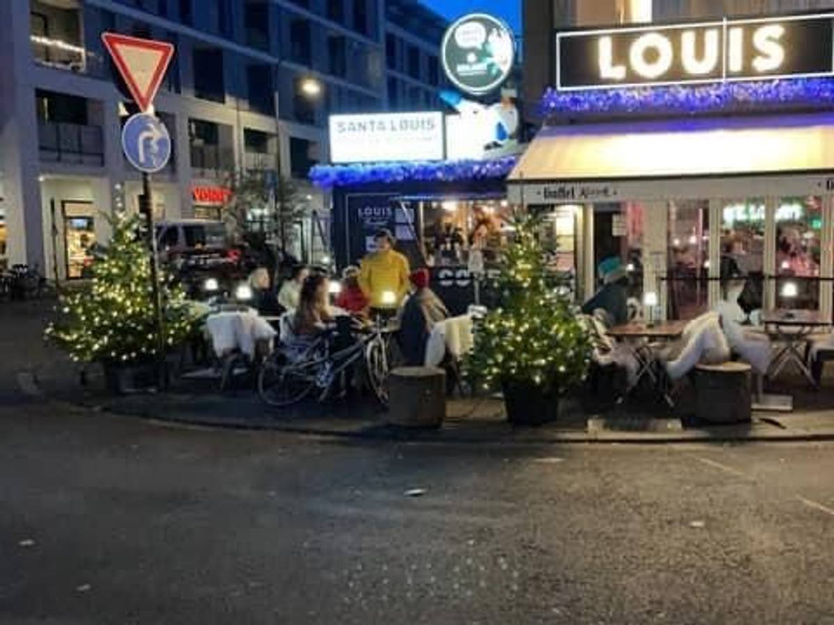 Die Weihnachts-Deko vor dem Frühstücks-Lokal Louis an der Zülpicher Straße in Köln.