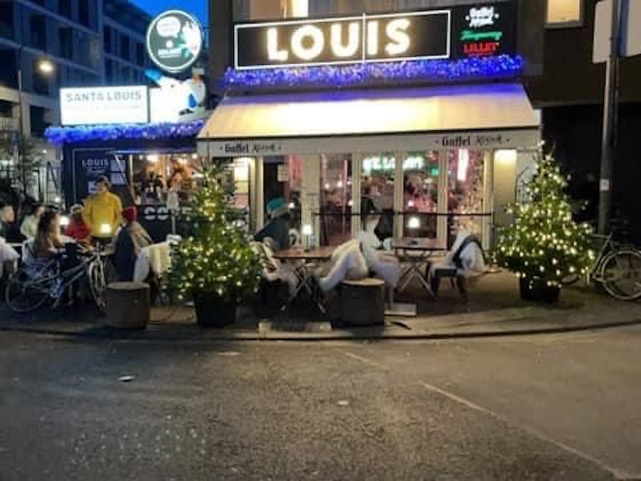Die Weihnachts-Deko vor dem Frühstücks-Lokal Louis an der Zülpicher Straße in Köln.