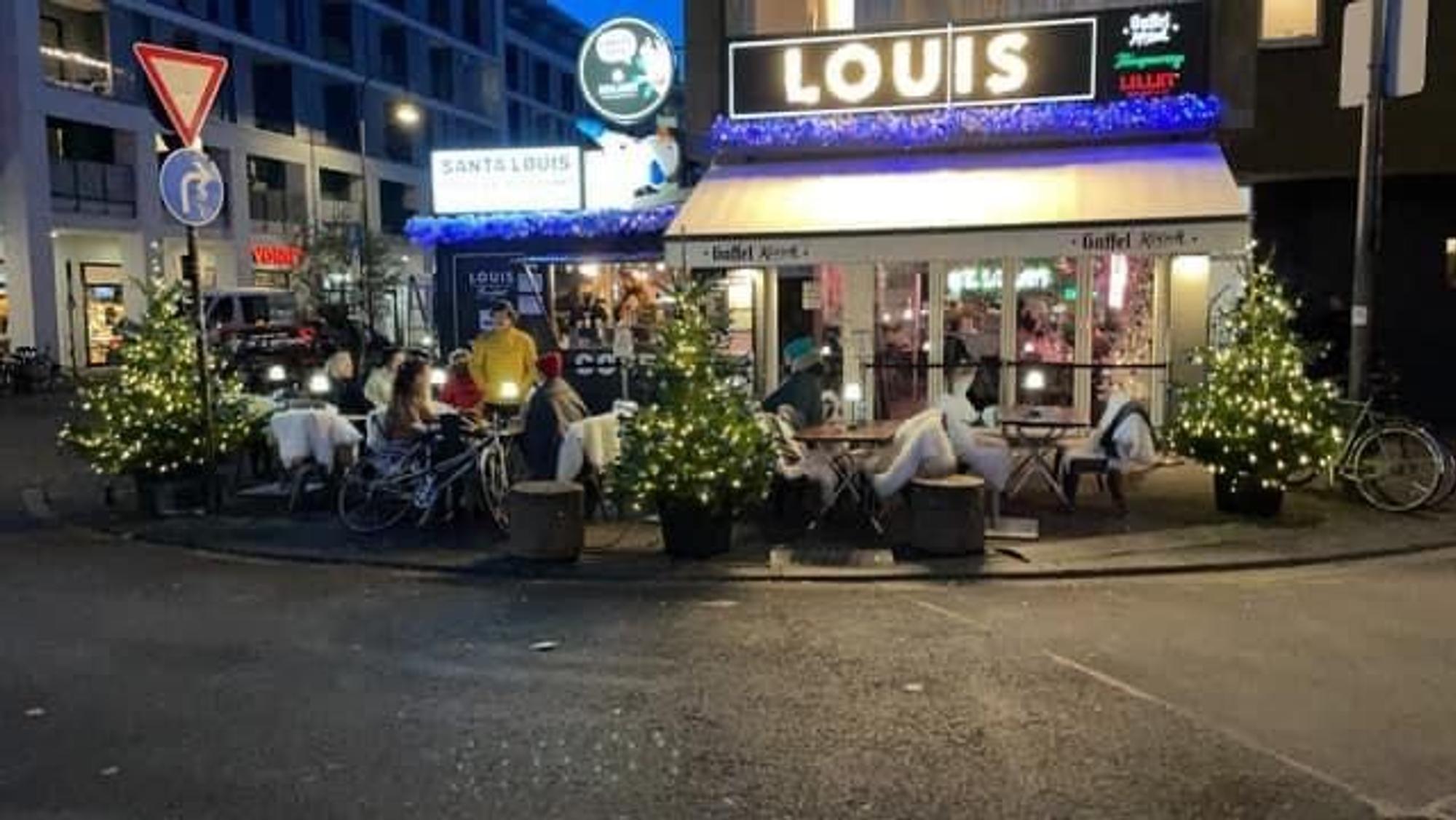 Die Weihnachts-Deko vor dem Frühstücks-Lokal Louis an der Zülpicher Straße in Köln.