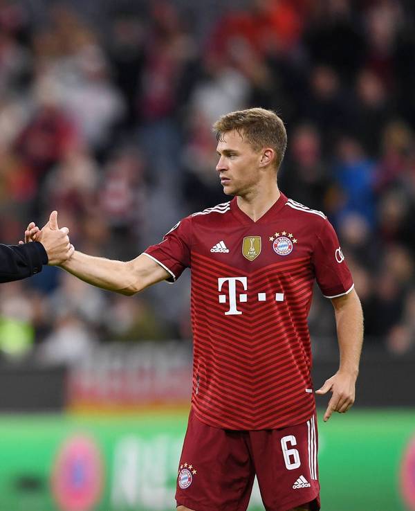 Joshua Kimmich und Julian Nagelsmann geben sich die Hände.