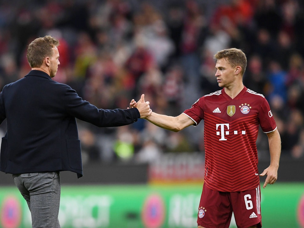 Joshua Kimmich und Julian Nagelsmann geben sich die Hände.