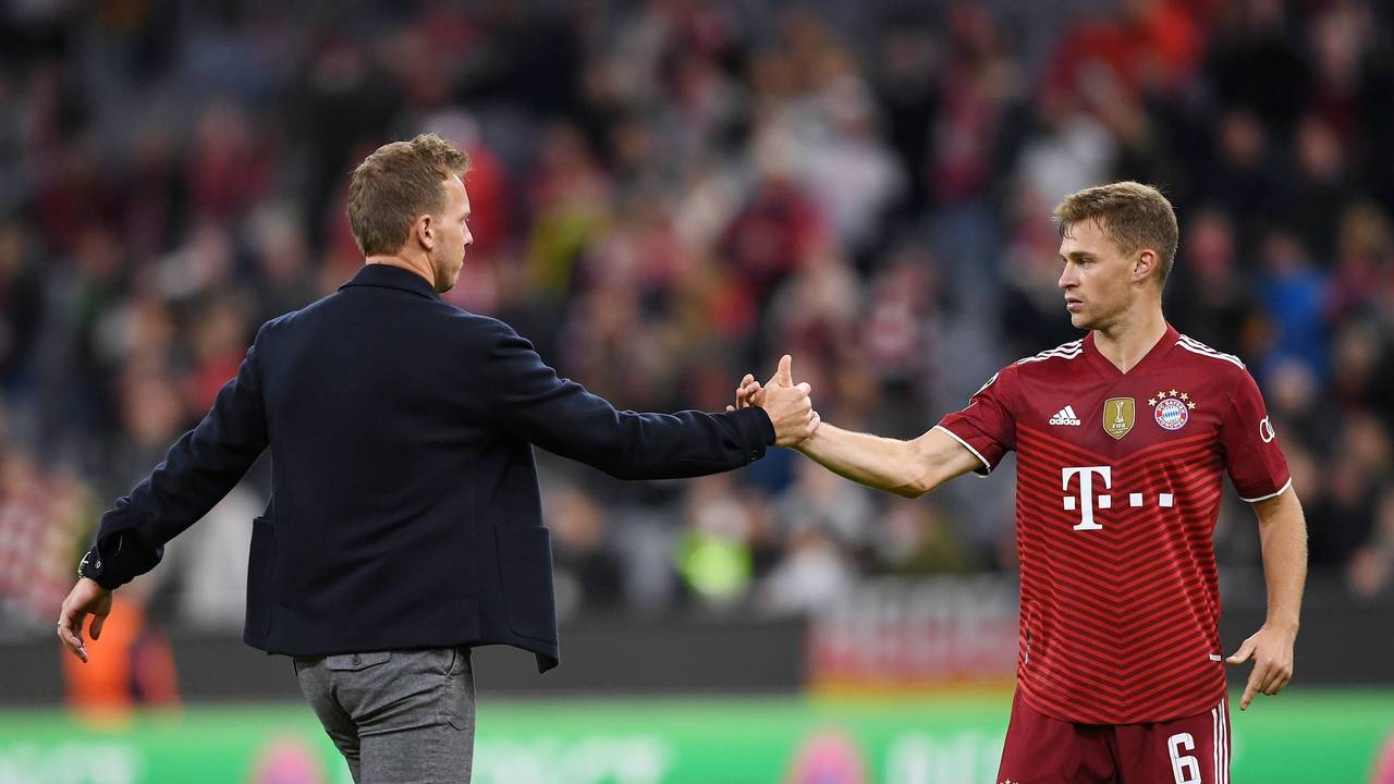 Joshua Kimmich und Julian Nagelsmann geben sich die Hände.