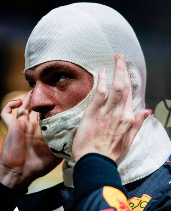 Max Verstappen trägt eine Feuerschutzhaube.