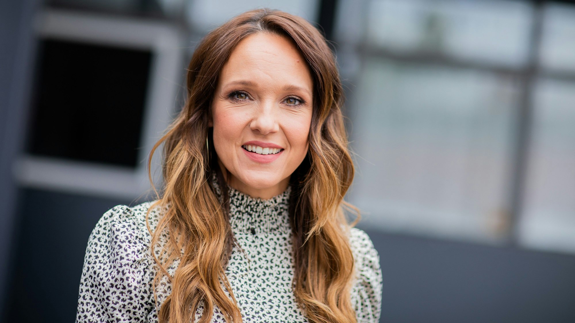 Carolin Kebekus lächelt in die Kamera.