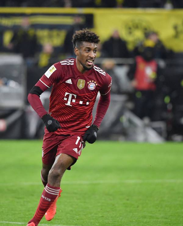 Kingsey Coman rennt im roten Bayern-Trikot über den Platz.