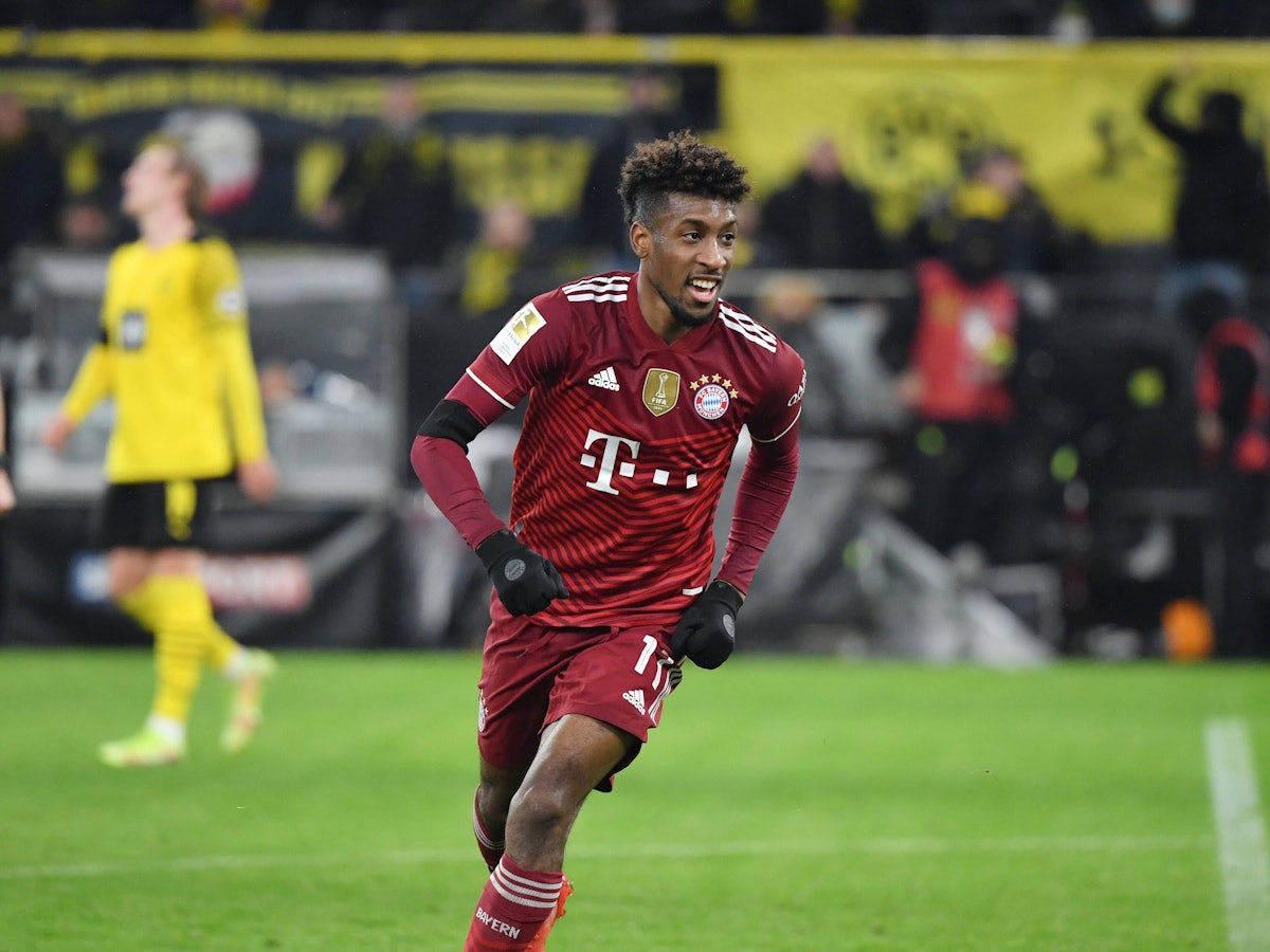 Kingsey Coman rennt im roten Bayern-Trikot über den Platz.