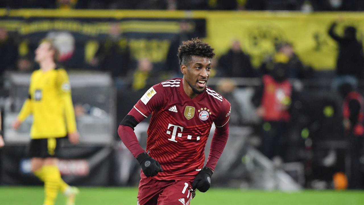 Kingsey Coman rennt im roten Bayern-Trikot über den Platz.