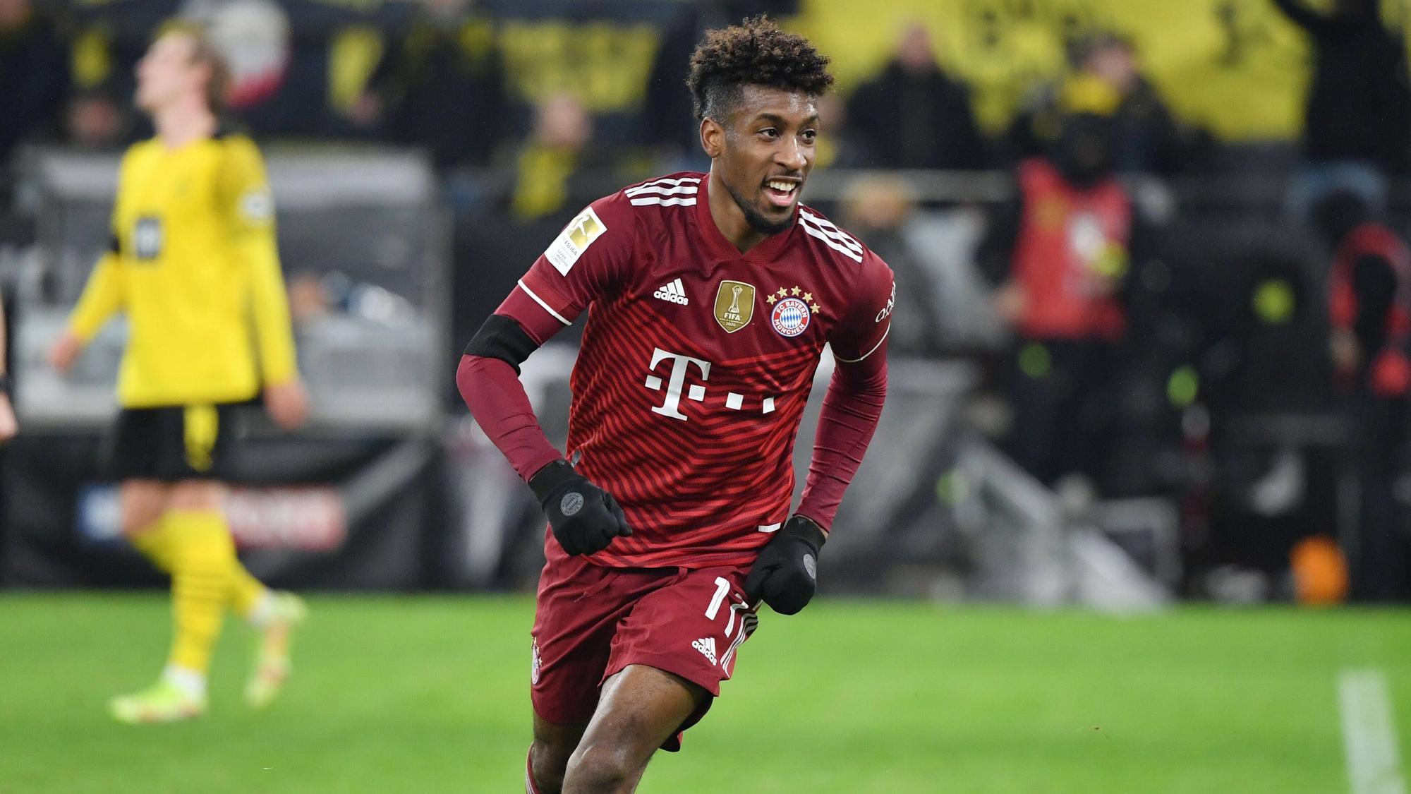 Kingsey Coman rennt im roten Bayern-Trikot über den Platz.