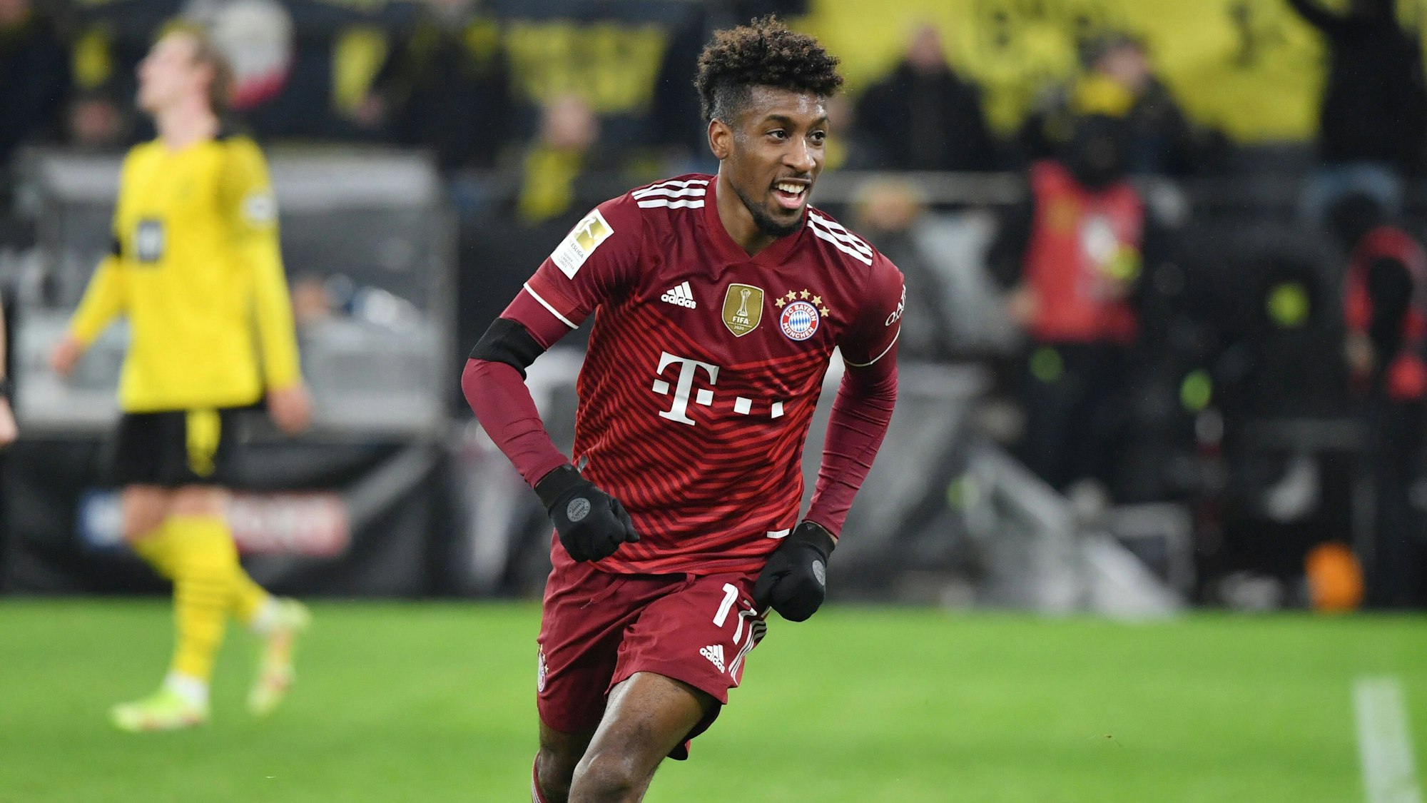 Kingsey Coman rennt im roten Bayern-Trikot über den Platz.