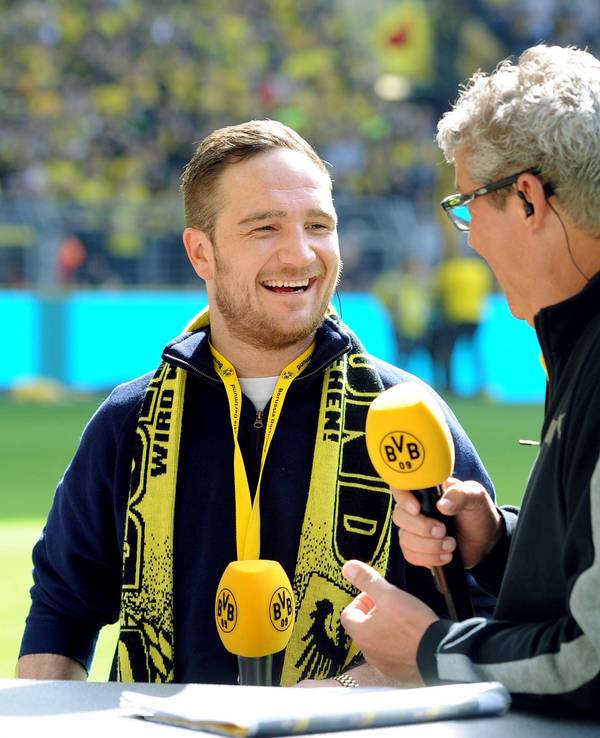 Norbert Dickel interviewt Frederick Lau im Stadion des BVB.