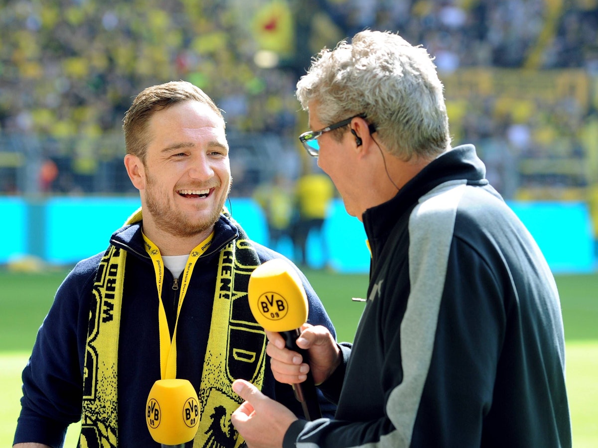 Norbert Dickel interviewt Frederick Lau im Stadion des BVB.
