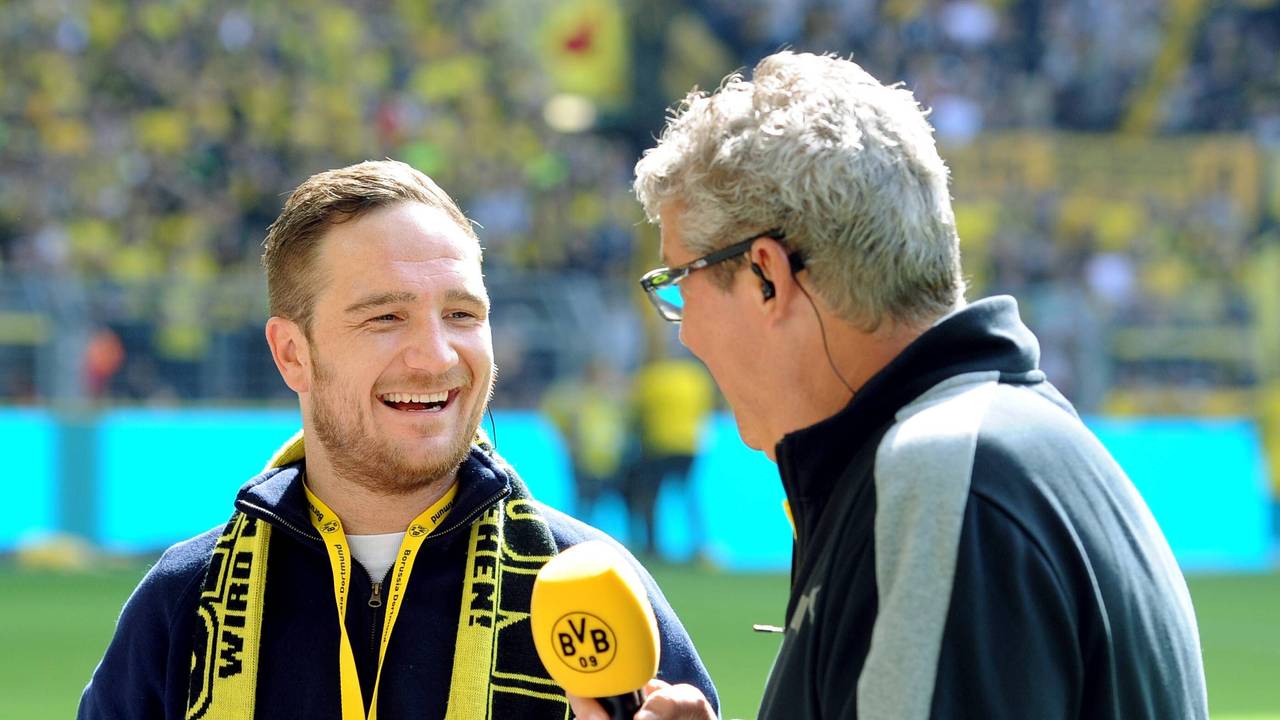 Norbert Dickel interviewt Frederick Lau im Stadion des BVB.
