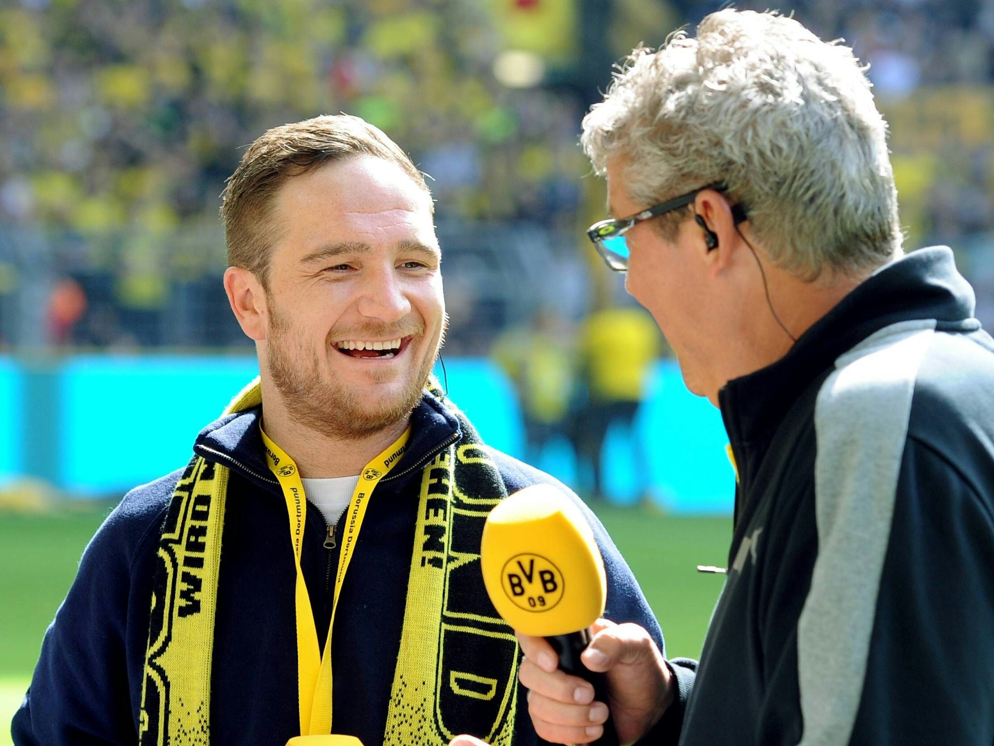 Norbert Dickel interviewt Frederick Lau im Stadion des BVB.