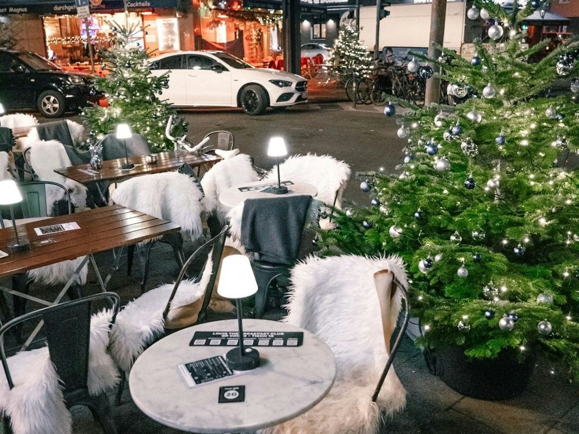 Außen-Deko im St. Louis mit Tannenbäumen.