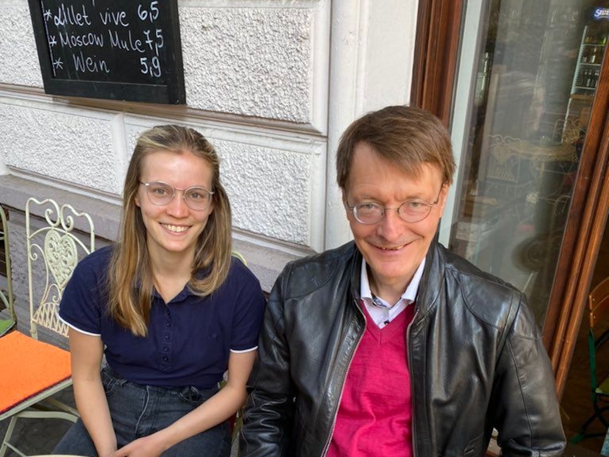 Karl Lauterbach wirbt mit Tochter Rosa auf Twitter für die Bundestagswahl 2021. Insgesamt hat er fünf Kinder.