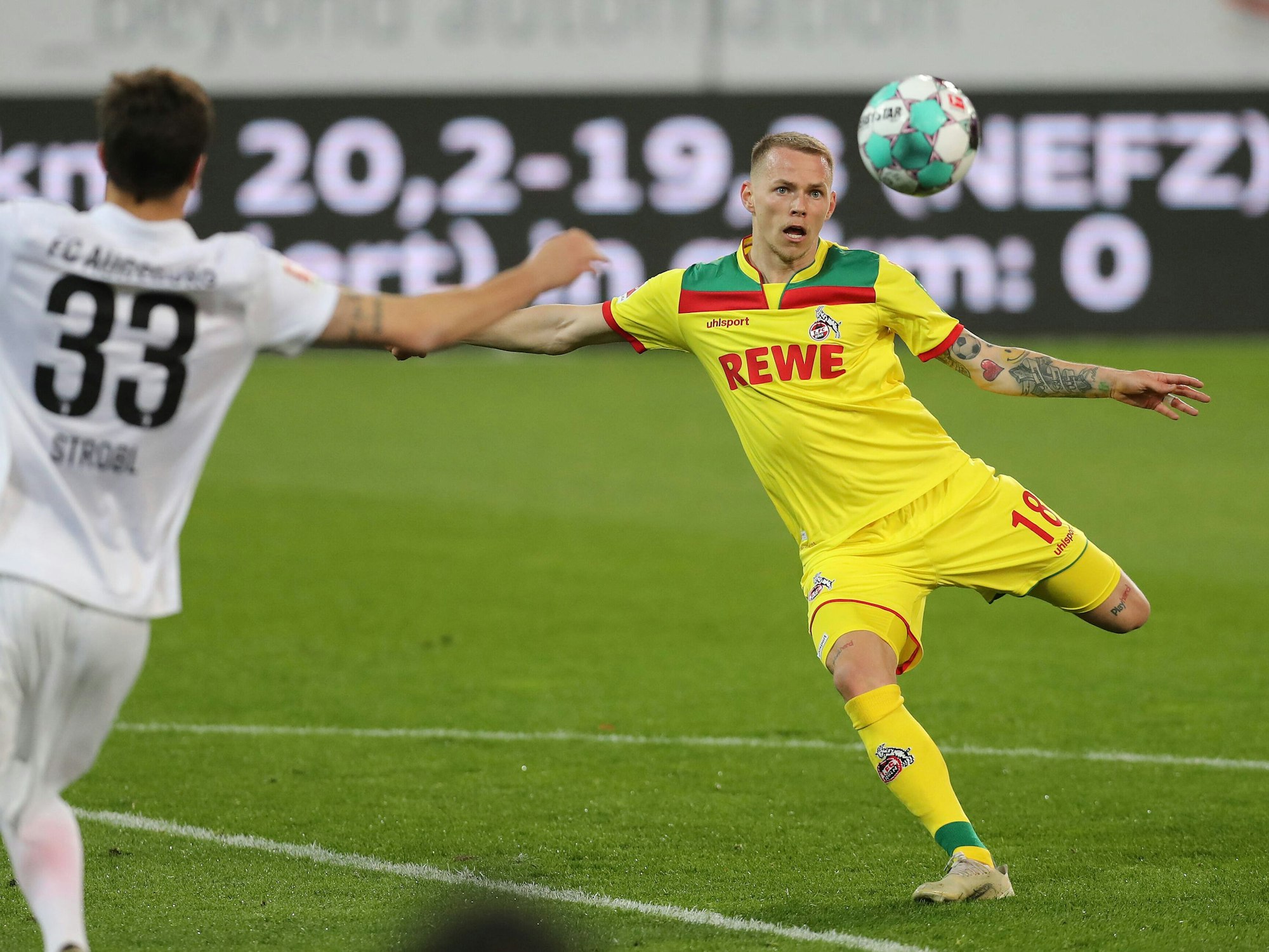 Der FC-Experte für Treffer gegen Augsburg: Ondrej Duda in Schusshaltung und Erwartung des Balles kurz vor seinem Traumtor gegen den FCA am 23. April 2021 in Augsburg.