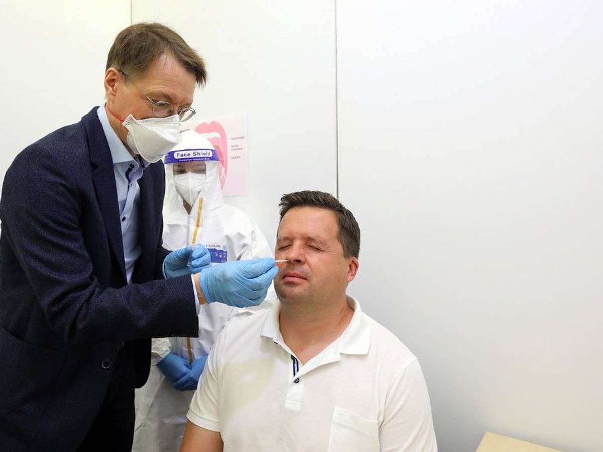 Karl Lauterbach bei einem Coronatest in Köln.