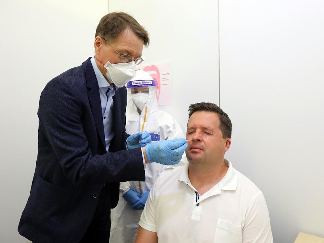 Karl Lauterbach bei einem Coronatest in Köln.