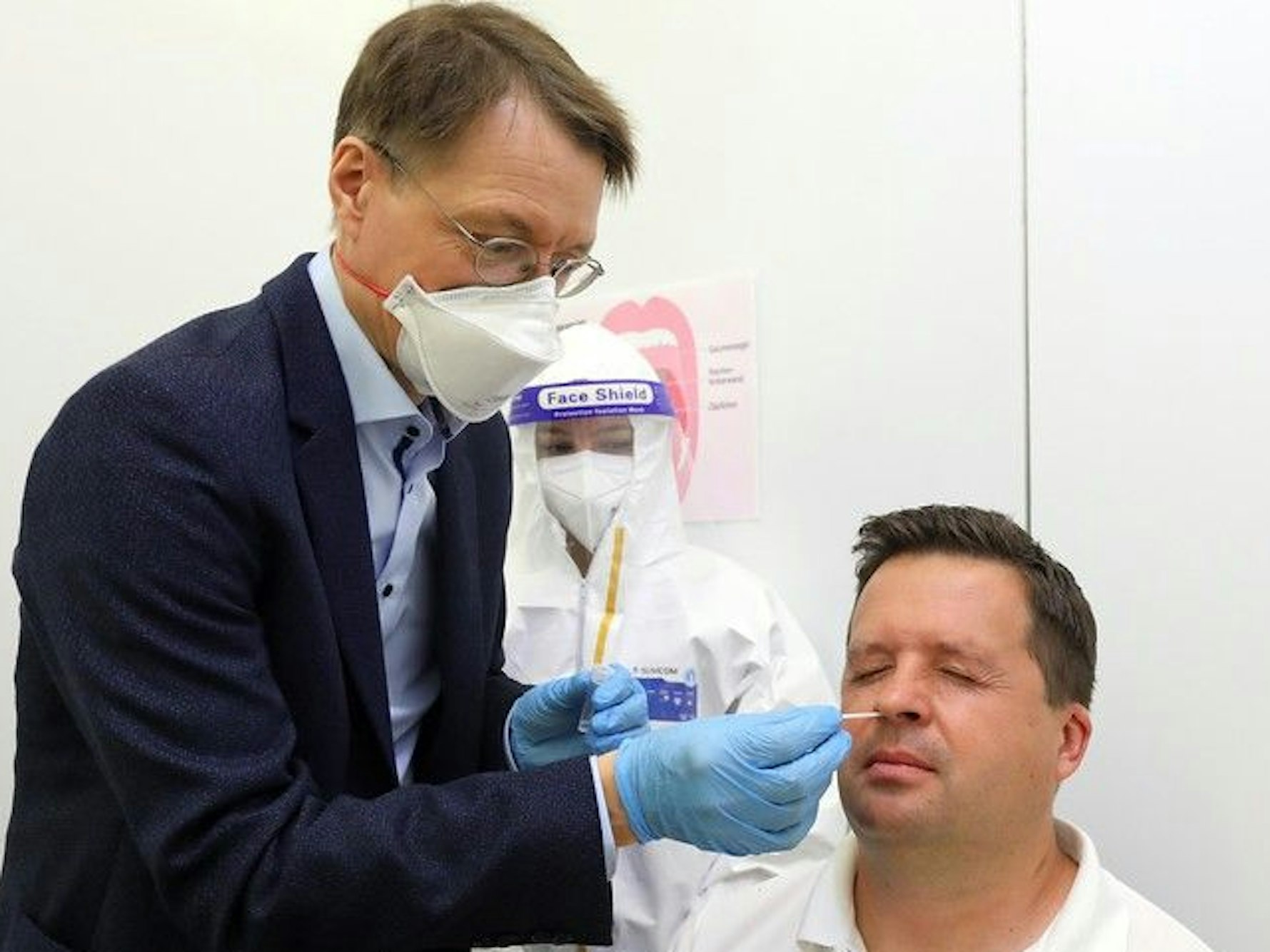 Karl Lauterbach bei einem Coronatest in Köln.